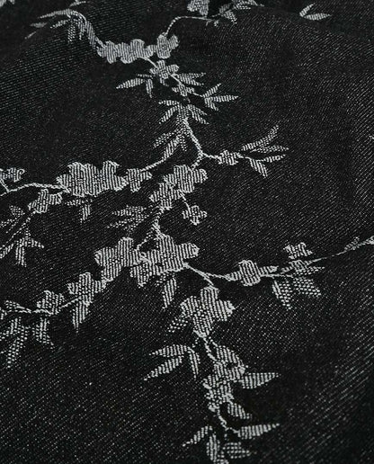 Tissu denim jacquard à fleurs – noir – disponible en ligne chez Šarlotes audumi