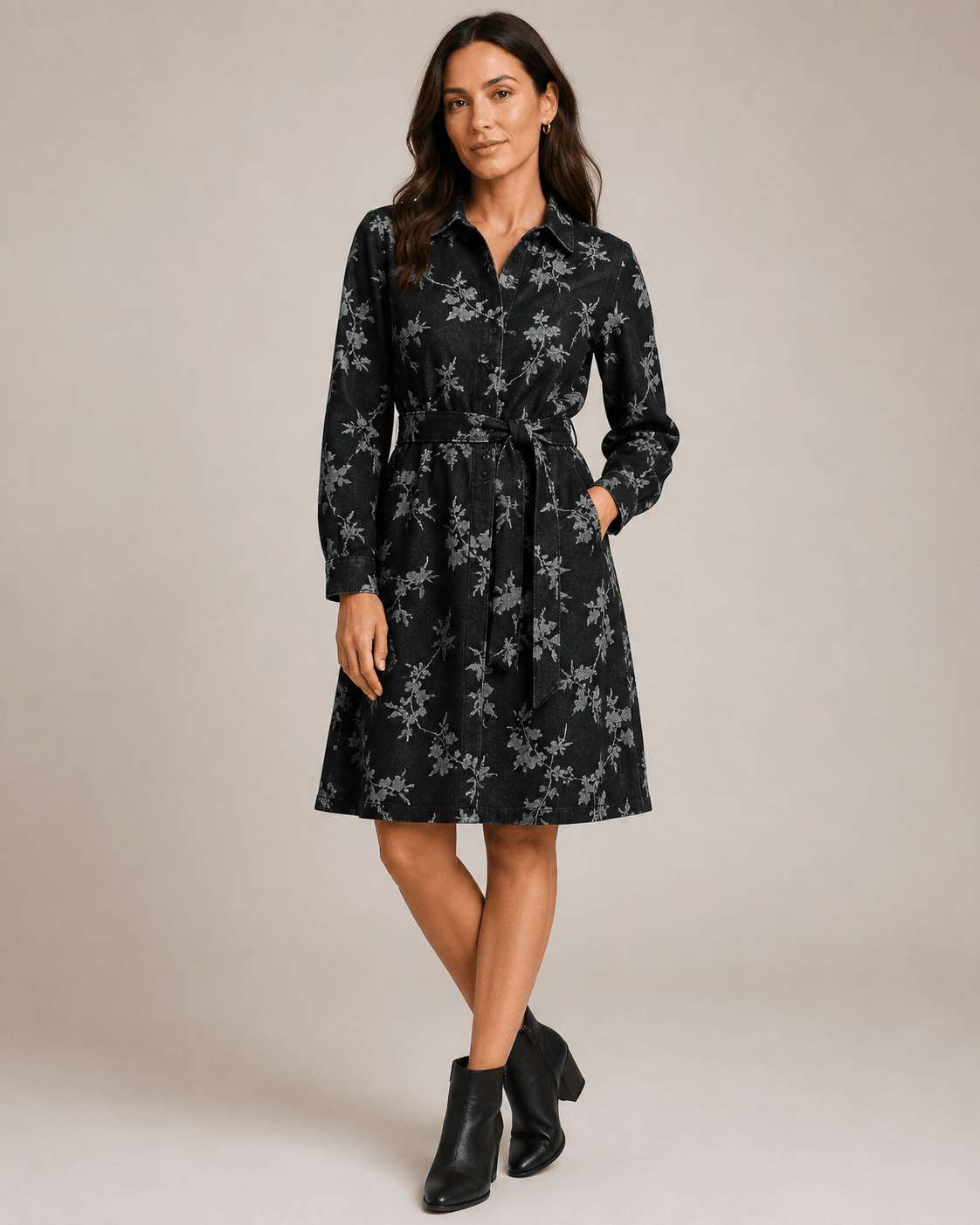 Tissu denim jacquard à fleurs – noir – disponible en ligne chez Šarlotes audumi
