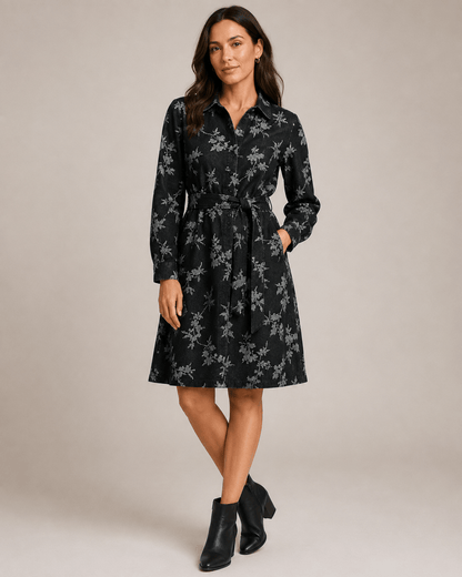 Tissu denim jacquard à fleurs – noir – disponible en ligne chez Šarlotes audumi