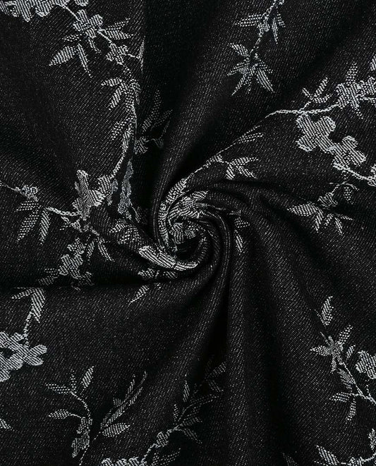 Bild von Jacquard-Jeansstoff mit Blumen – Schwarz – online erhältlich bei Šarlotes audumi