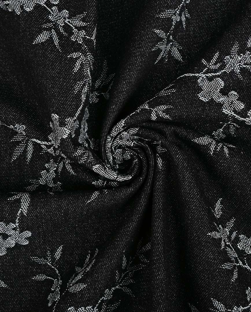 Tissu denim jacquard à fleurs – noir – disponible en ligne chez Šarlotes audumi