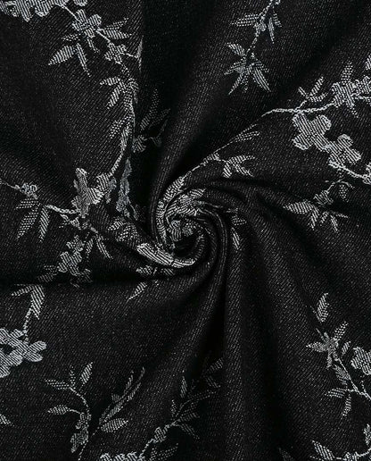 Tissu denim jacquard à fleurs – noir – disponible en ligne chez Šarlotes audumi