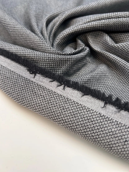 Tissu jacquard en coton avec élasthanne gris – Italie – disponible en ligne chez Šarlotes audumi