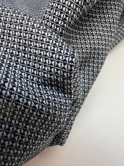 Image de tissu en coton jacquard avec élasthanne, gris – Italie – disponible en ligne chez Šarlotes audumi