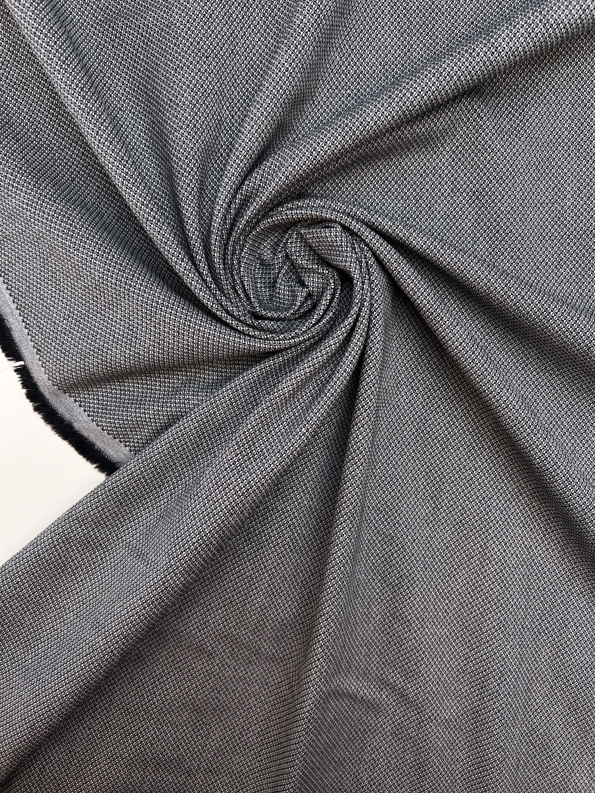 Attaque avec tissu jacquard en coton avec élasthanne gris – Italie – disponible en ligne chez Šarlotes audumi