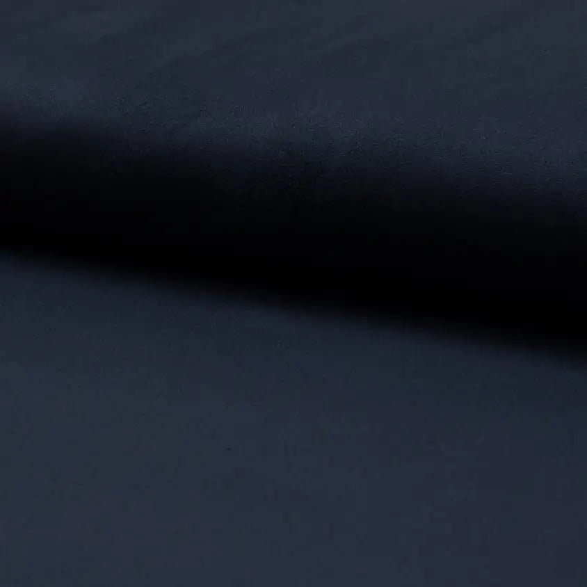Image de tissu tricoté façon daim bleu foncé – disponible en ligne chez Šarlotes audumi