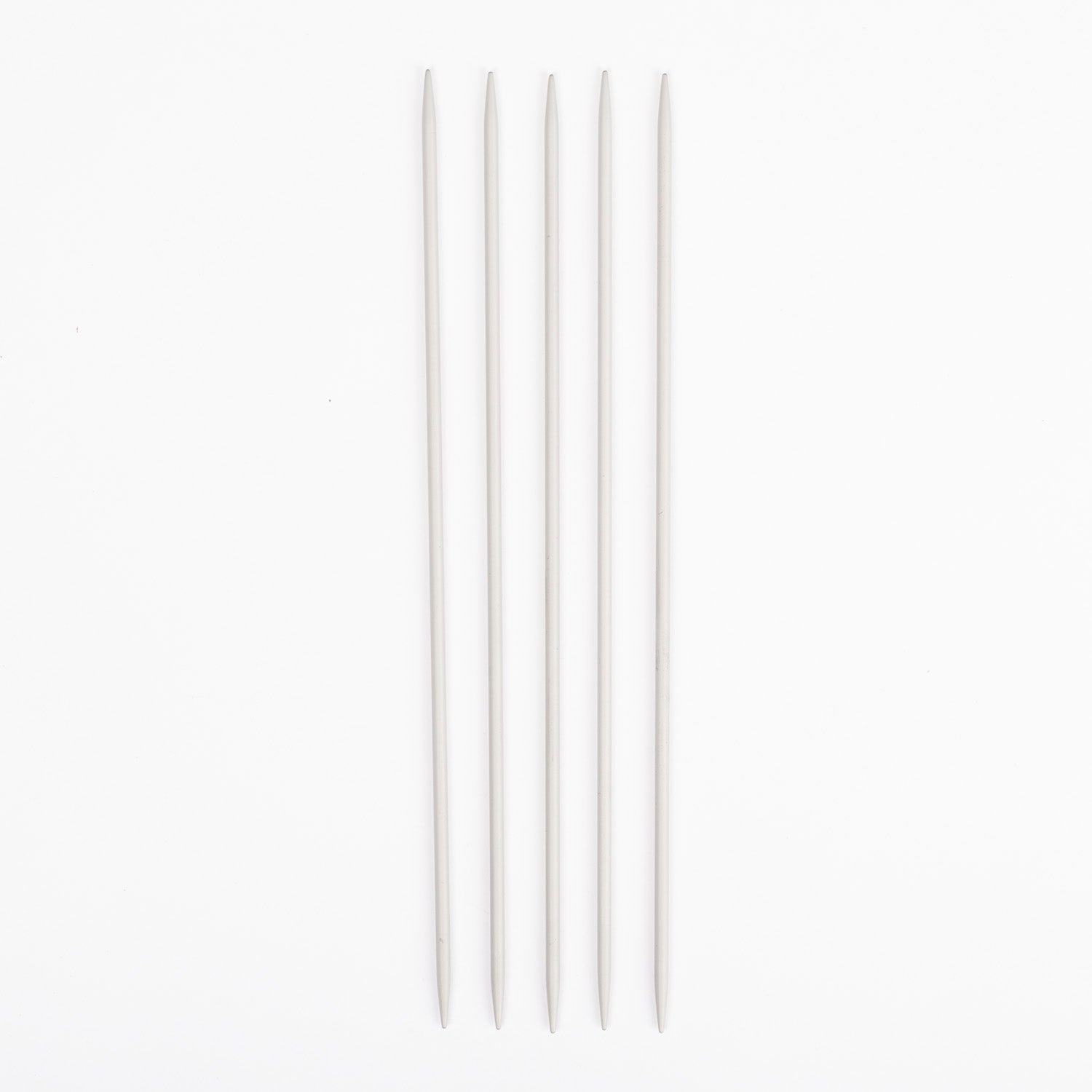Image avec aiguilles à tricoter pour chaussettes DROPS basic – aluminium (20 cm) | 2,0 - 5,0 mm – disponible chez Šarlotes audumi