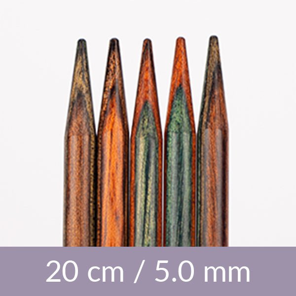 Image avec aiguilles à tricoter pour chaussettes DROPS Pro Romance – bouleau (20 cm) | 2,5 - 5 mm – disponible chez Šarlotes audumi
