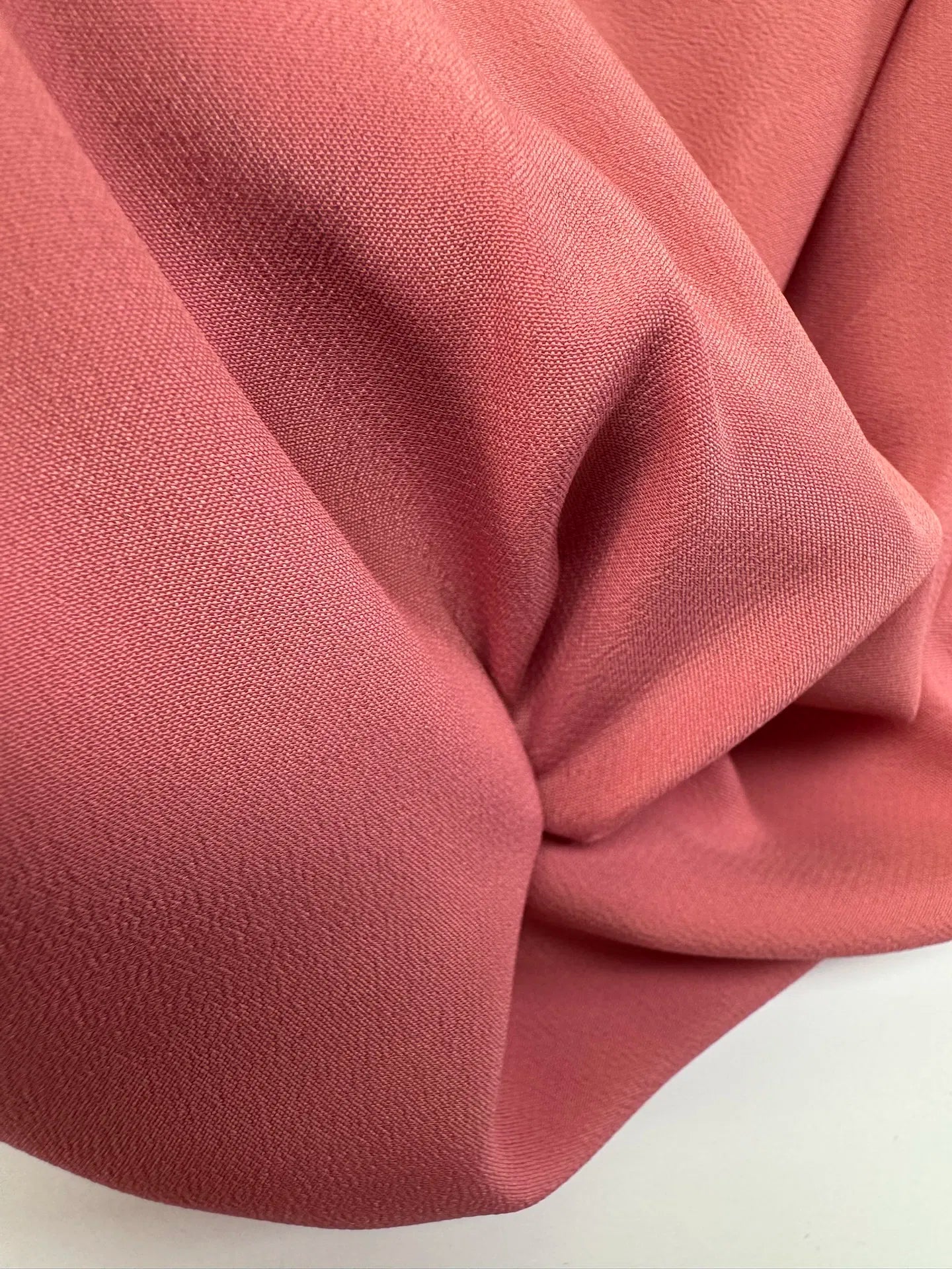 Tissu en soie - ton corail 75 g/m²