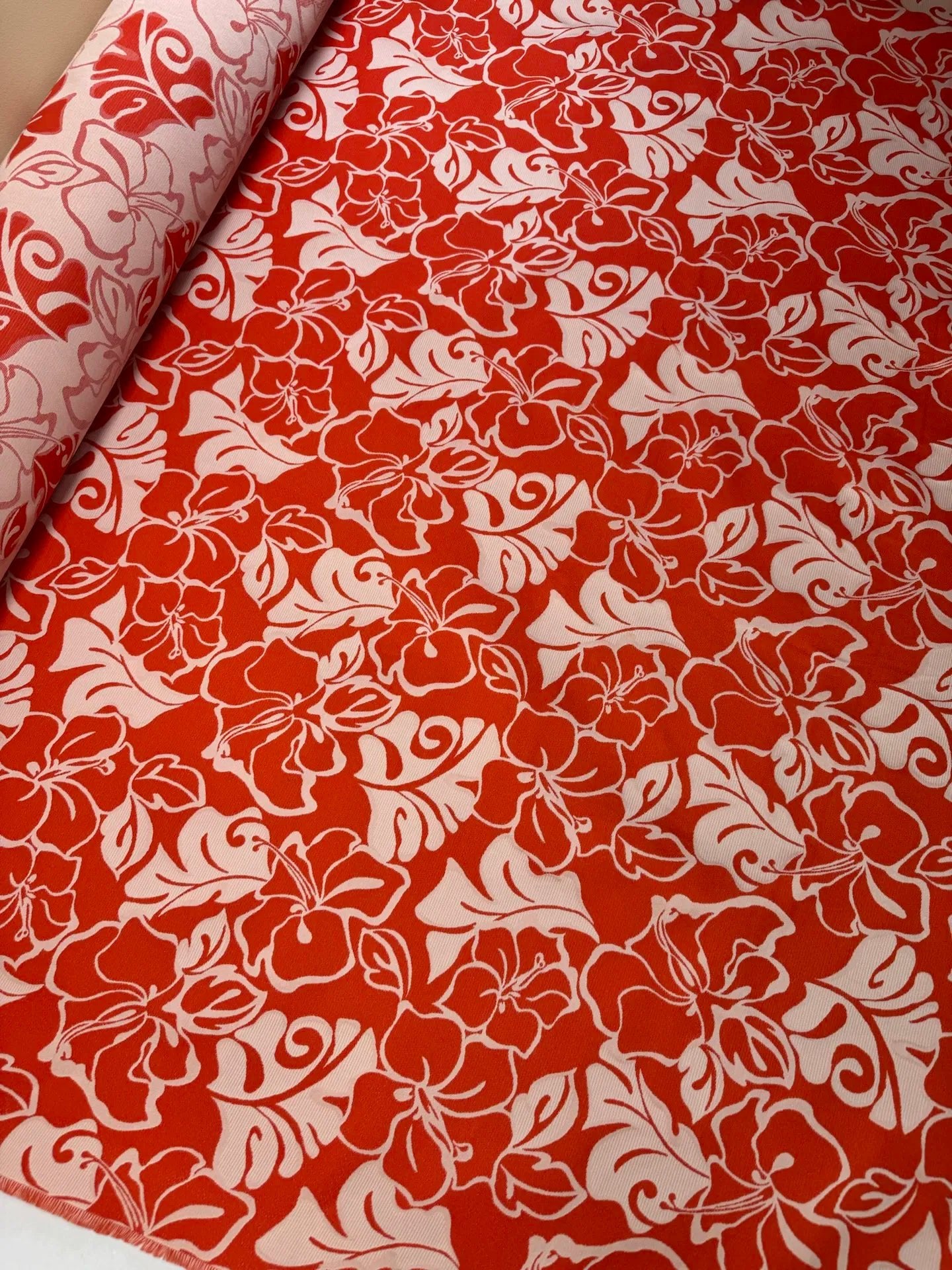 Jacquard de soie - motif floral rouge et beige 105 g/m²
