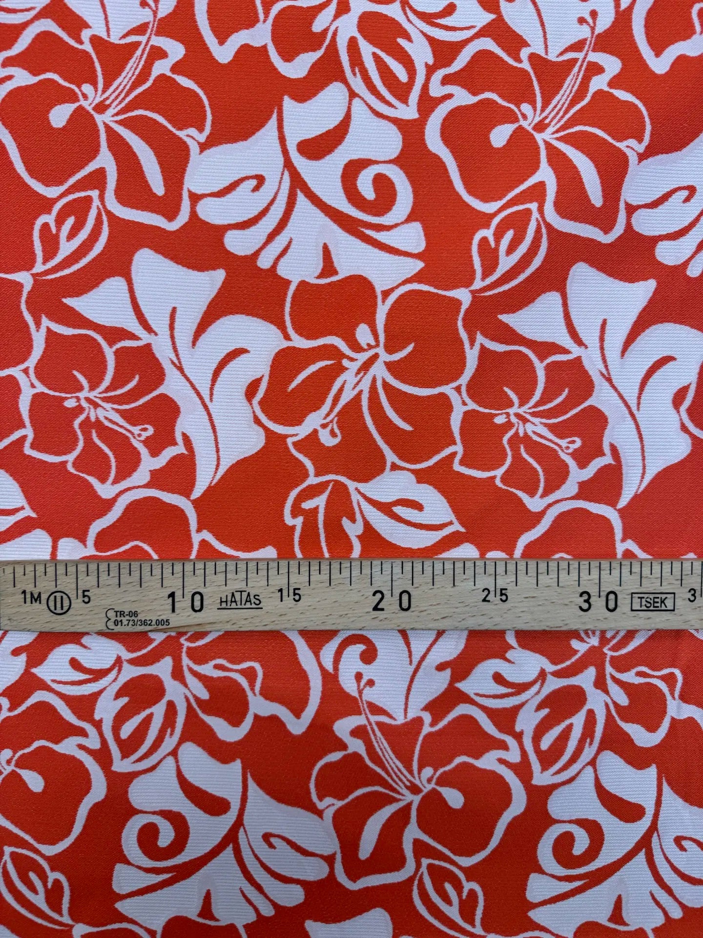 Jacquard de soie - motif floral rouge et beige 105 g/m²
