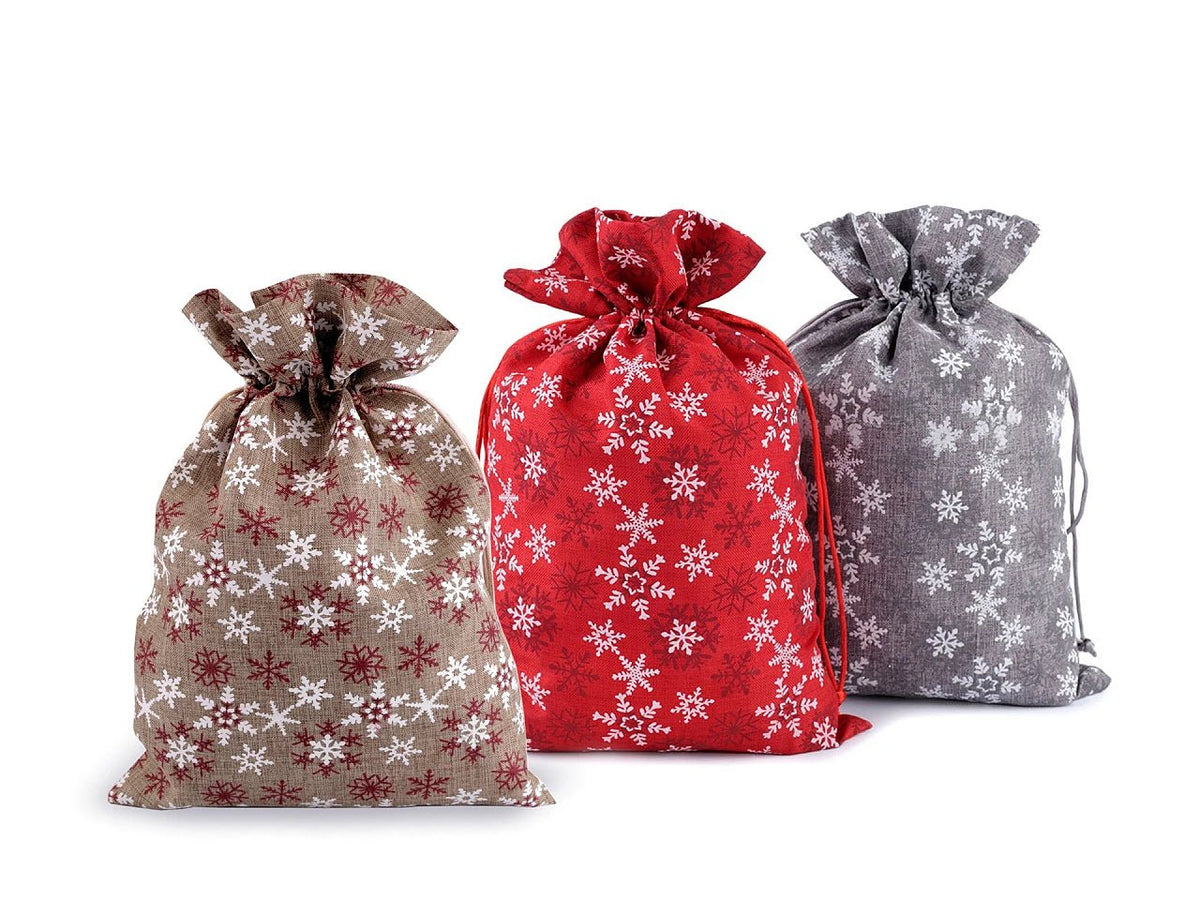 Sac cadeau de Noël avec flocons de neige 20 × 30 cm – disponible en ligne chez Šarlotes audumi