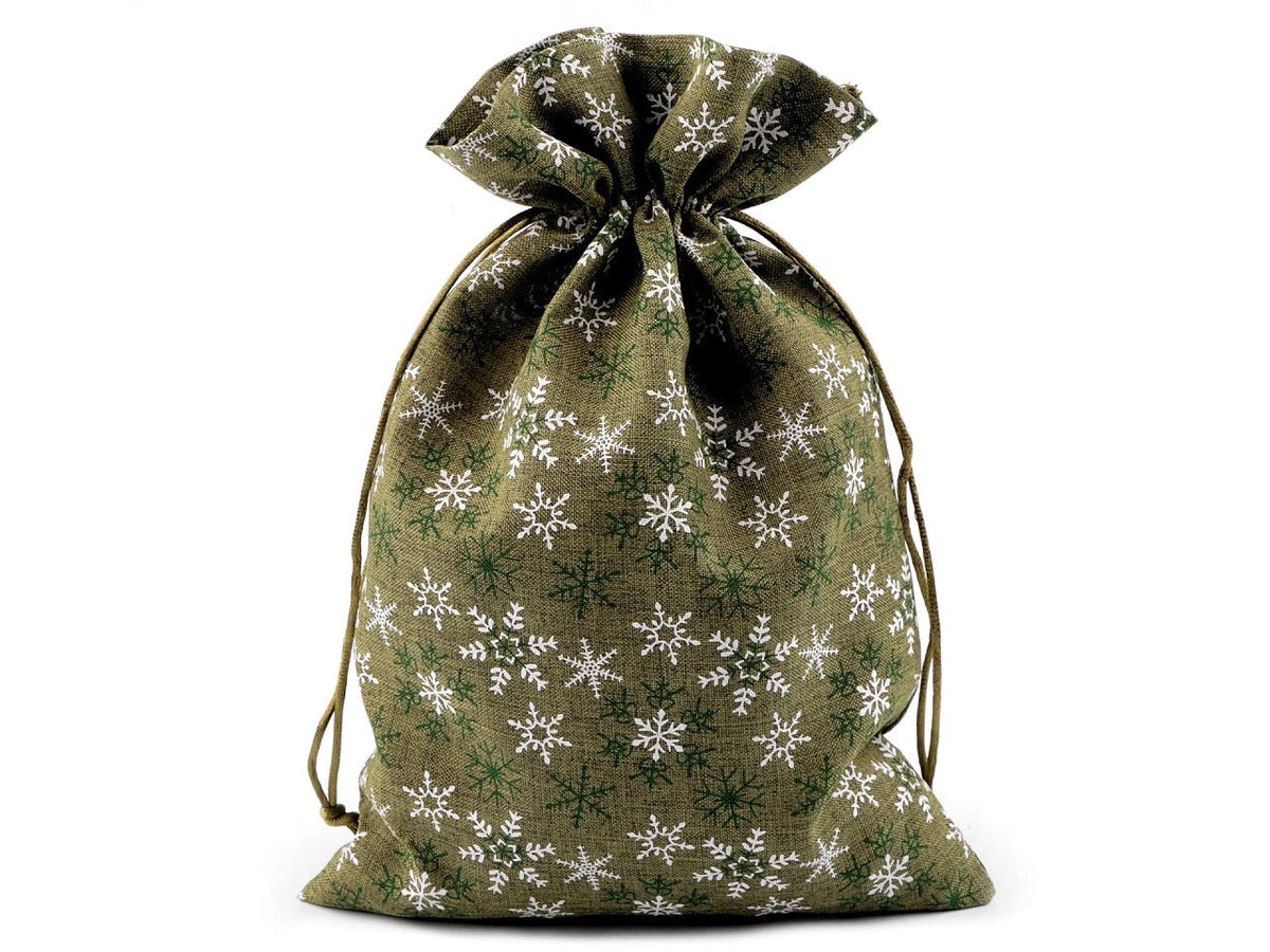 Sac cadeau de Noël avec flocons de neige 20 × 30 cm – disponible en ligne chez Šarlotes audumi
