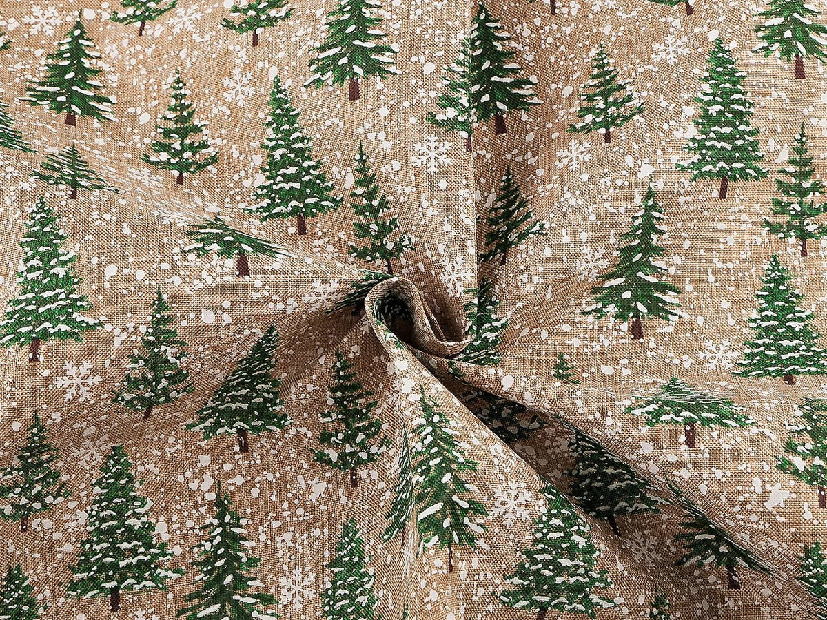 Tissu décoratif de Noël avec sapins et neige – disponible en ligne chez Šarlotes audumi