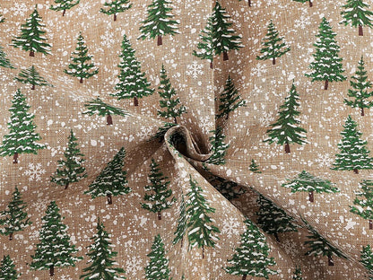Tissu décoratif de Noël avec sapins et neige – disponible en ligne chez Šarlotes audumi