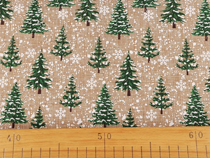 Tissu décoratif de Noël avec sapins et neige – disponible en ligne chez Šarlotes audumi