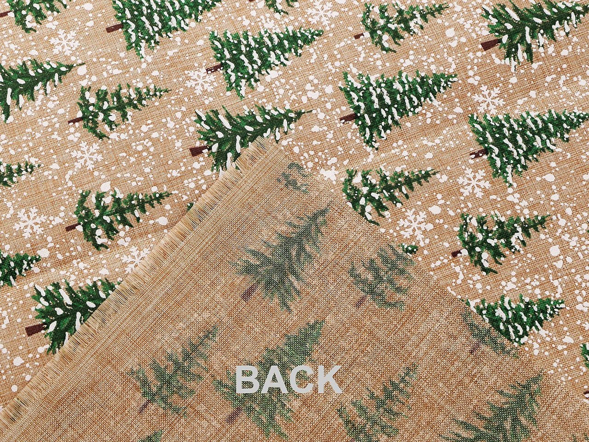 Image de tissu décoratif de Noël avec sapins et neige – disponible en ligne chez Šarlotes audumi