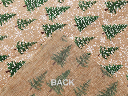 Image de tissu décoratif de Noël avec sapins et neige – disponible en ligne chez Šarlotes audumi