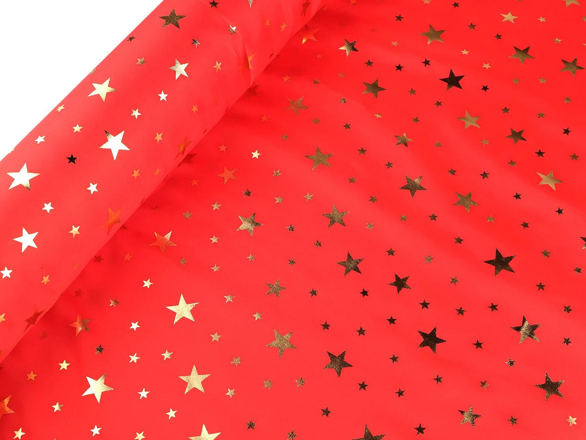 Image d'un tissu décoratif de Noël à étoiles dorées, disponible en ligne chez Šarlotes audumi