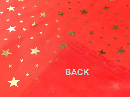 Image d'un tissu décoratif de Noël à étoiles dorées, disponible en ligne chez Šarlotes audumi