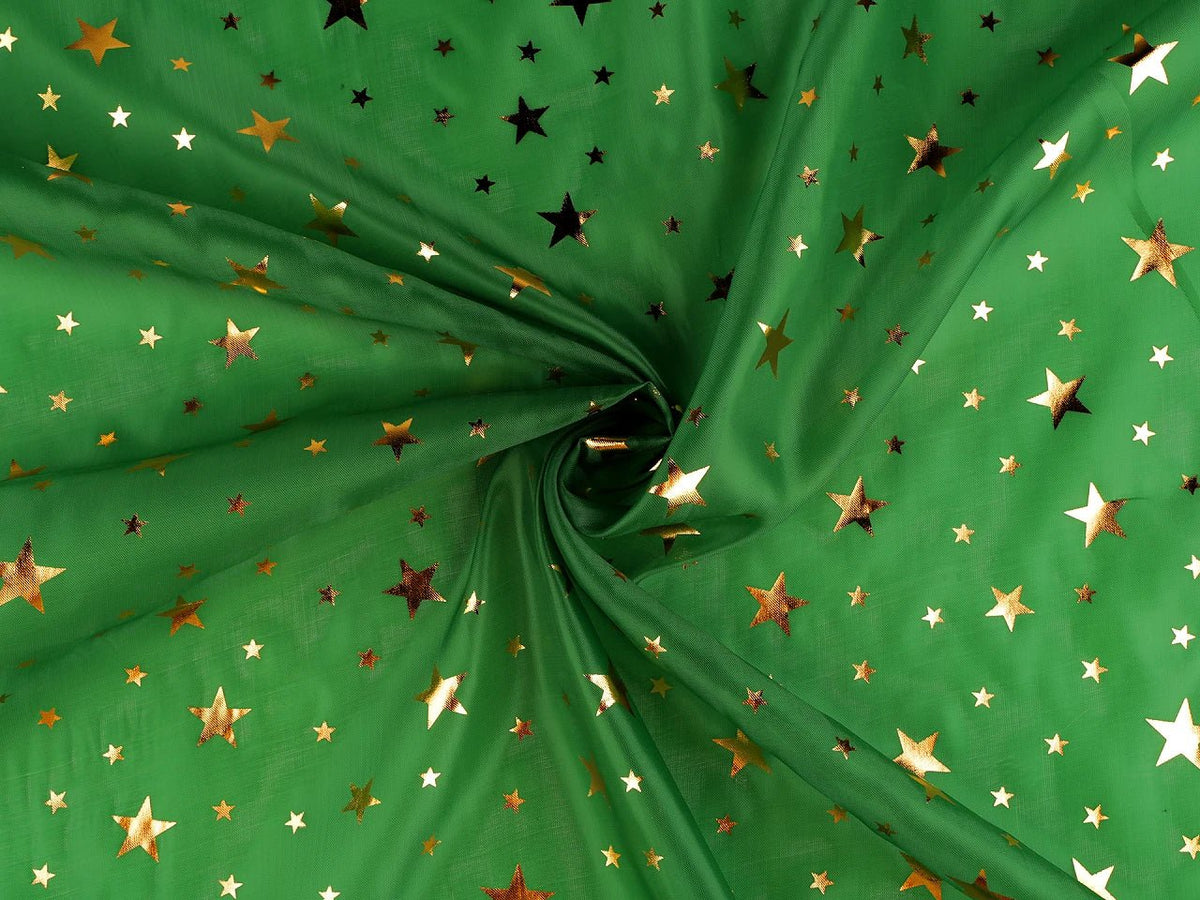 Image d’un tissu décoratif de Noël vert à étoiles dorées – disponible en ligne chez Charlotte Audumi
