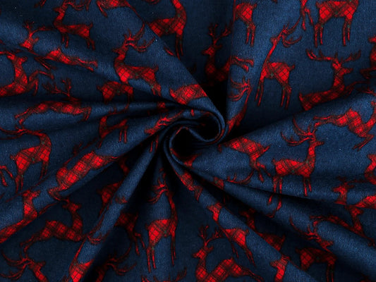 Image d’une flanelle de coton de Noël avec des rennes sur fond bleu – disponible en ligne chez Charlotte Fabrics