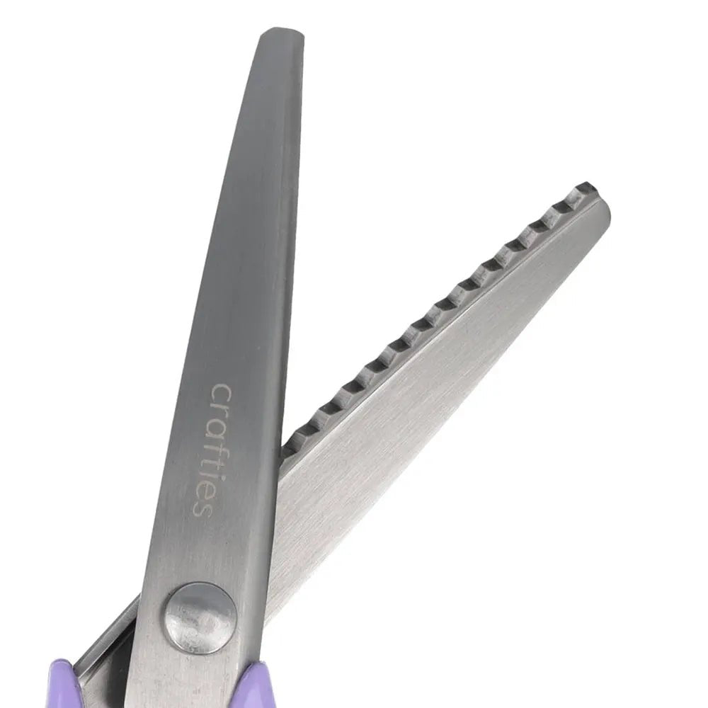 Image avec ciseaux zigzag Crafties 20,3 cm – disponible chez Šarlotes audumi