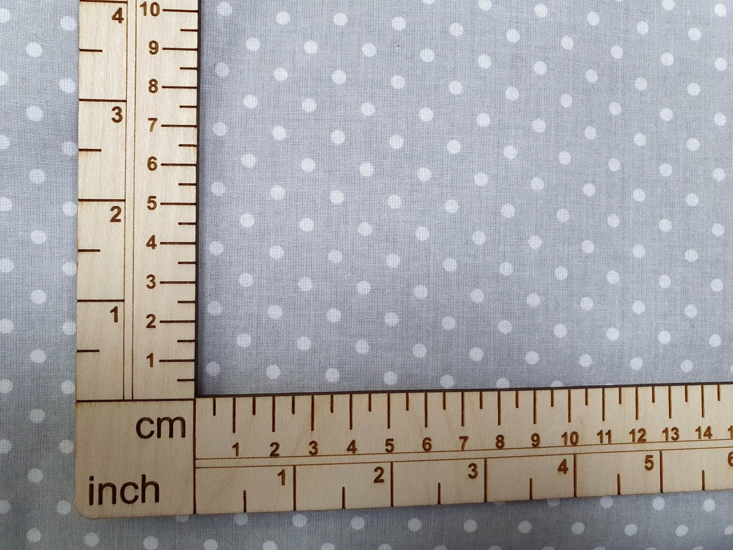 100% Baumwollstoff – weiße Punkte auf grauem Hintergrund (4 mm) 130 g/m²