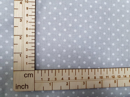 100% Baumwollstoff – weiße Punkte auf grauem Hintergrund (4 mm) 130 g/m²