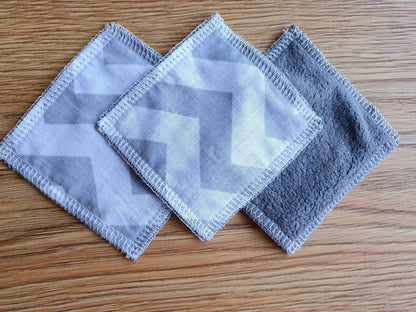 100% Baumwollstoff mit weiß-grauem Zickzackmuster 130 g/m²
