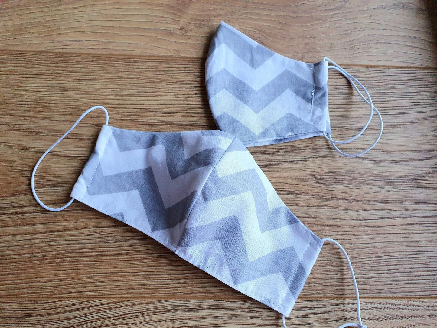 100% Baumwollstoff – weiß-graue Zickzackmuster 130 g/m²