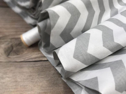 100 % Baumwollstoff – weiß-graue Zickzackmuster 130 g/m²