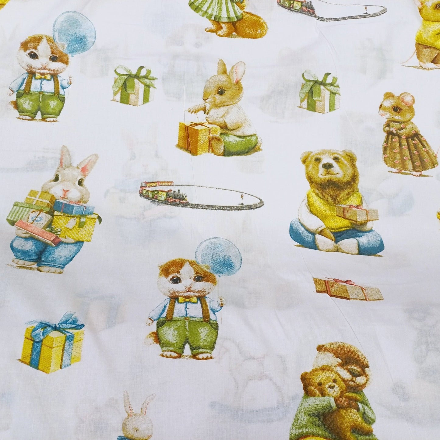 100% cotton fabric with animals and gifts 130 g/m²