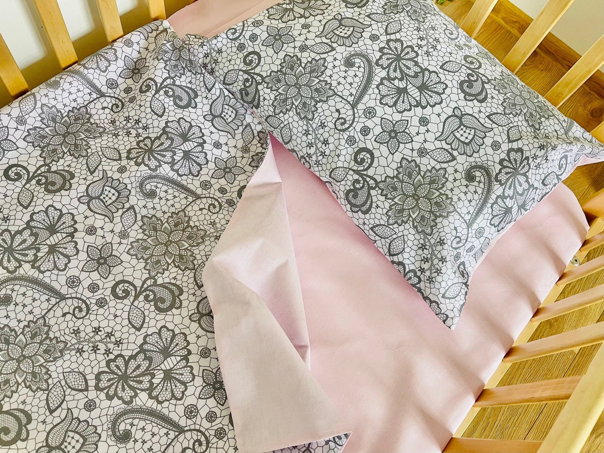 100% Cotton fabric-soft pink 125 g/m²