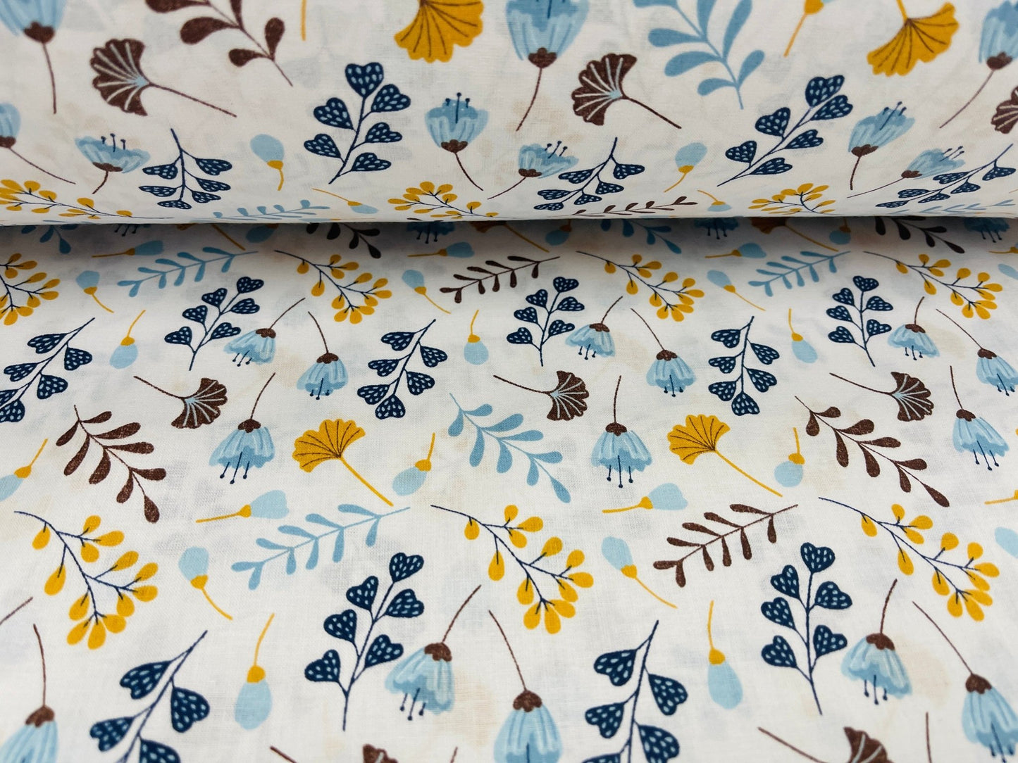 100% Cotton fabric-small blue flowers 125 g/m²