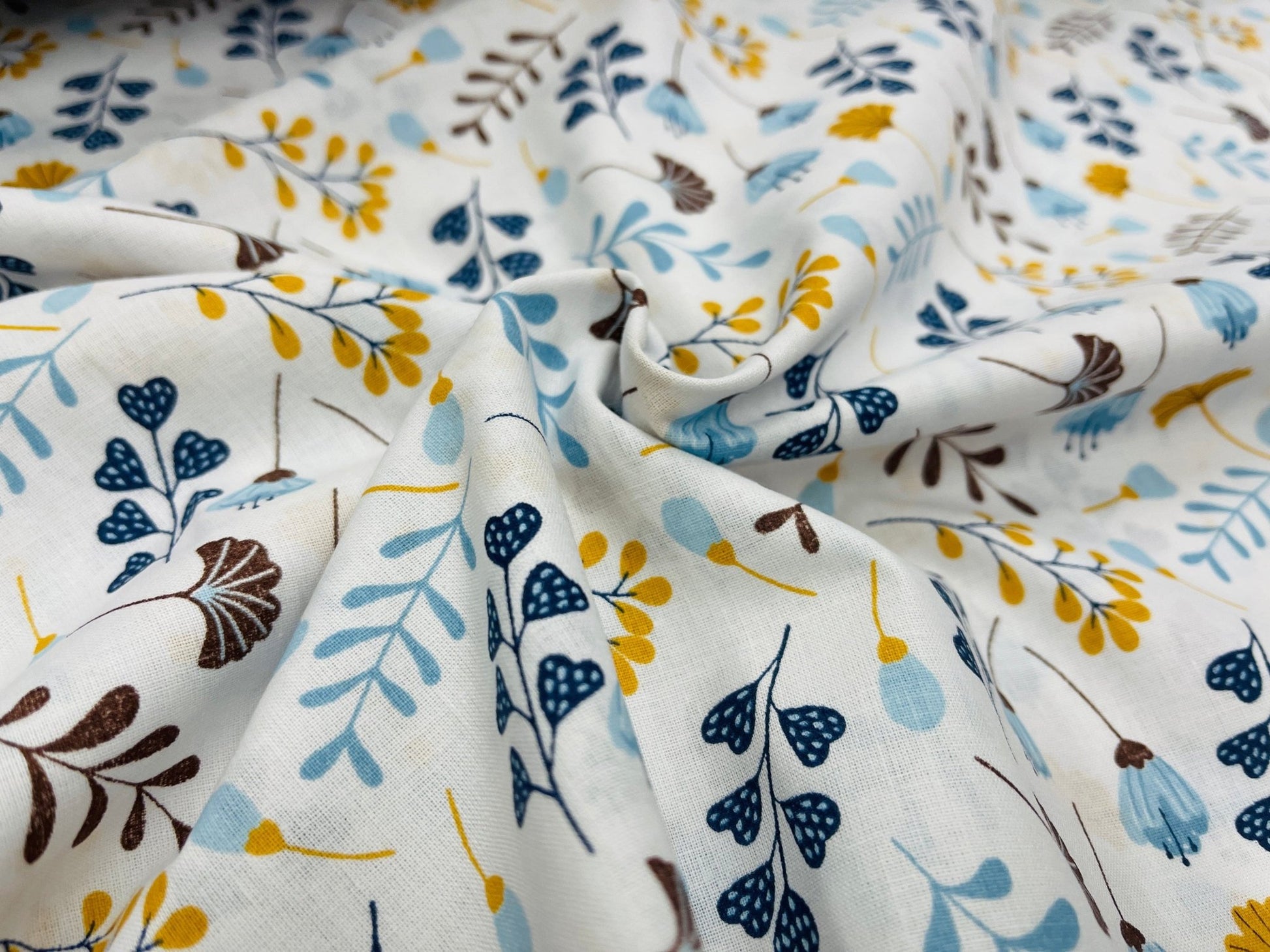 100% Cotton fabric-small blue flowers 125 g/m²