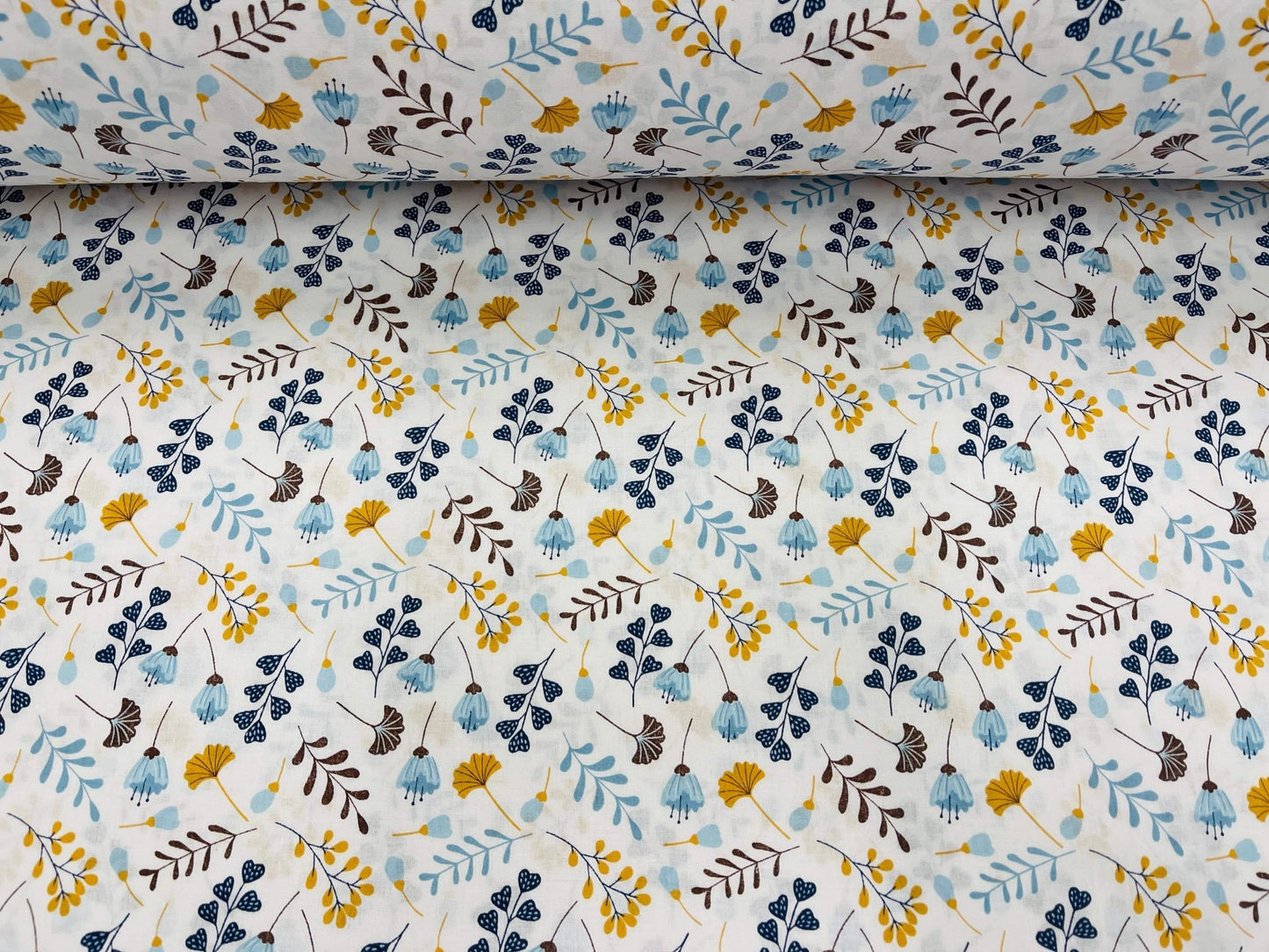 100% Cotton fabric-small blue flowers 125 g/m²