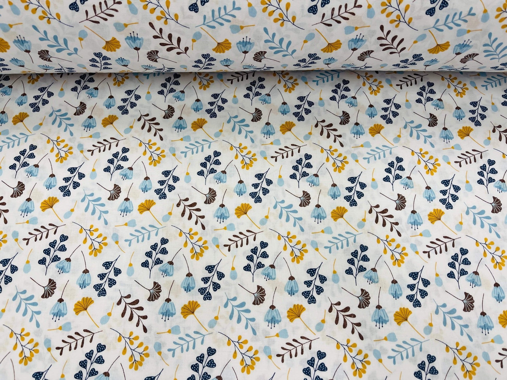 100% Cotton fabric-small blue flowers 125 g/m²