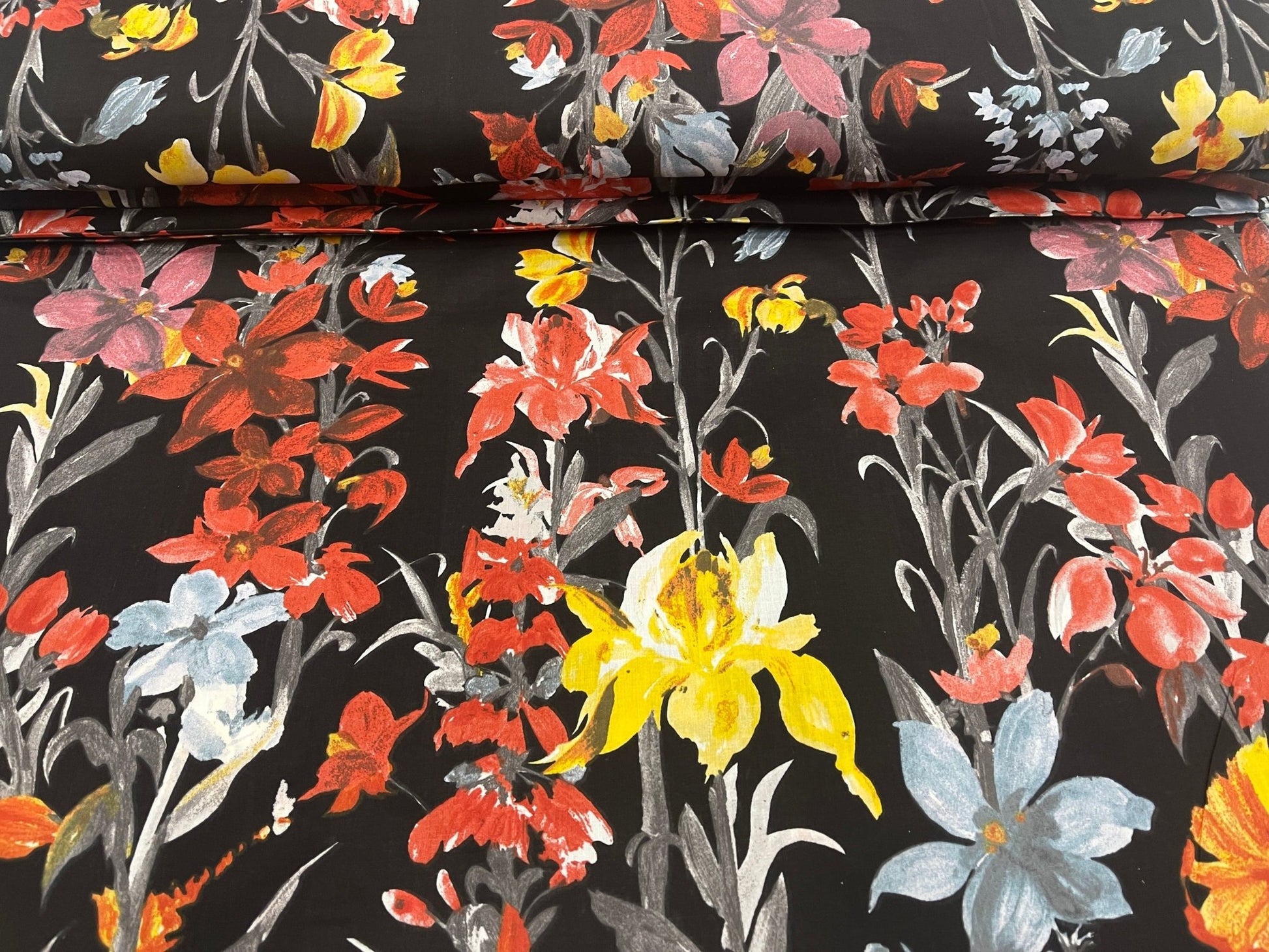 100% Baumwollstoff – rosafarbene Blumen auf dunklem Hintergrund 125 g/m²