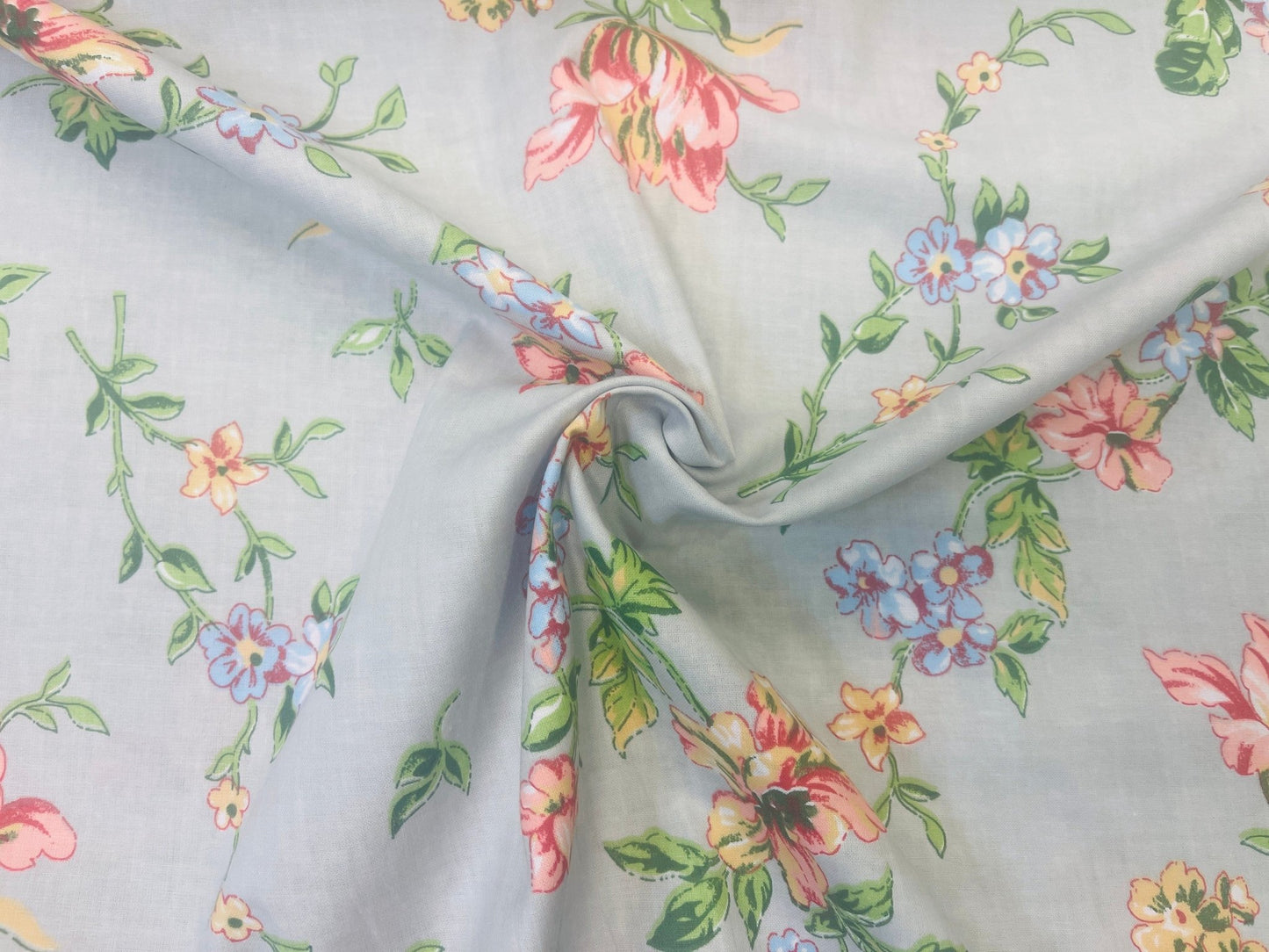 100 % Baumwollstoff mit Blumen und Hellgrau, 130 g/m²