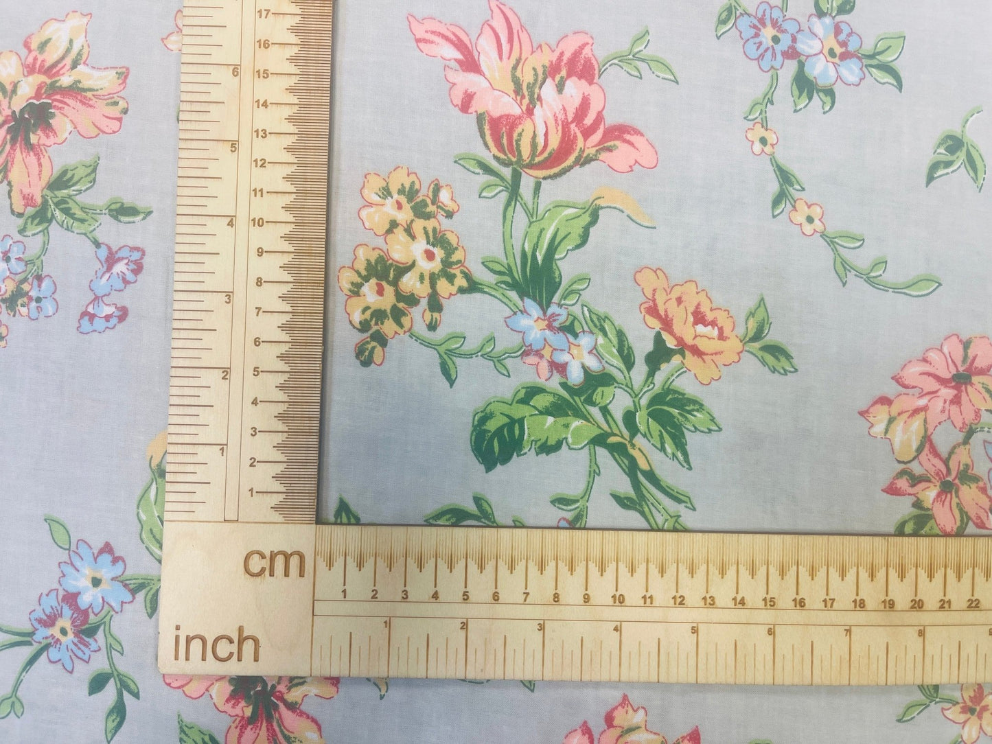 100% Baumwollstoff - Blumen und Hellgrau 130 g/m²