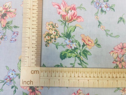 100% Baumwollstoff - Blumen und Hellgrau 130 g/m²