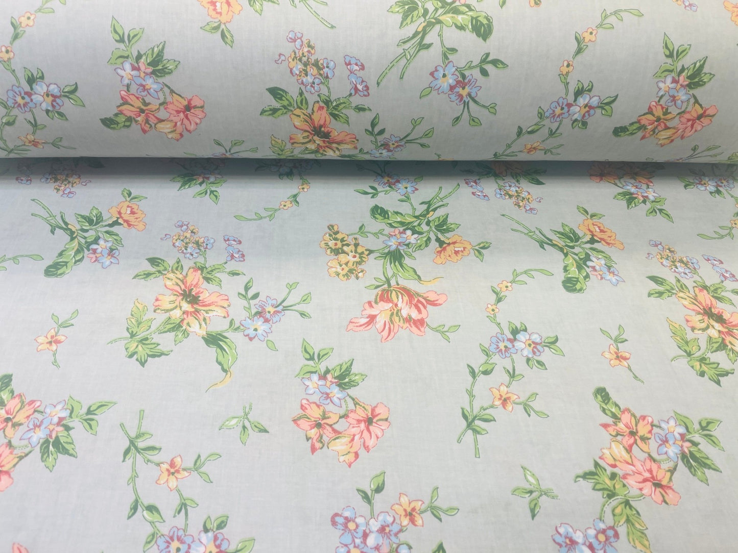 100% Baumwollstoff – Blumen und Hellgrau 130 g/m²