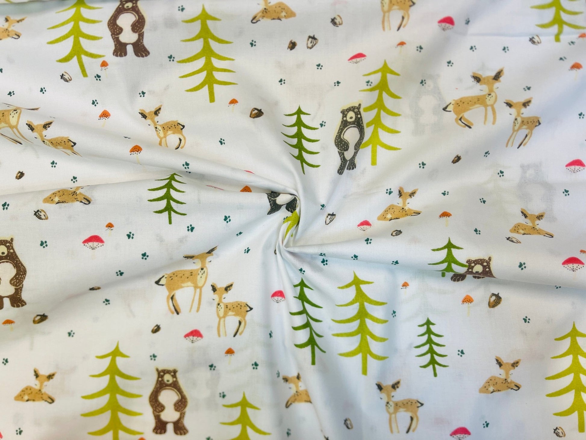 100% Baumwollstoff – Tiere in Tannenbäumen 130 g/m²