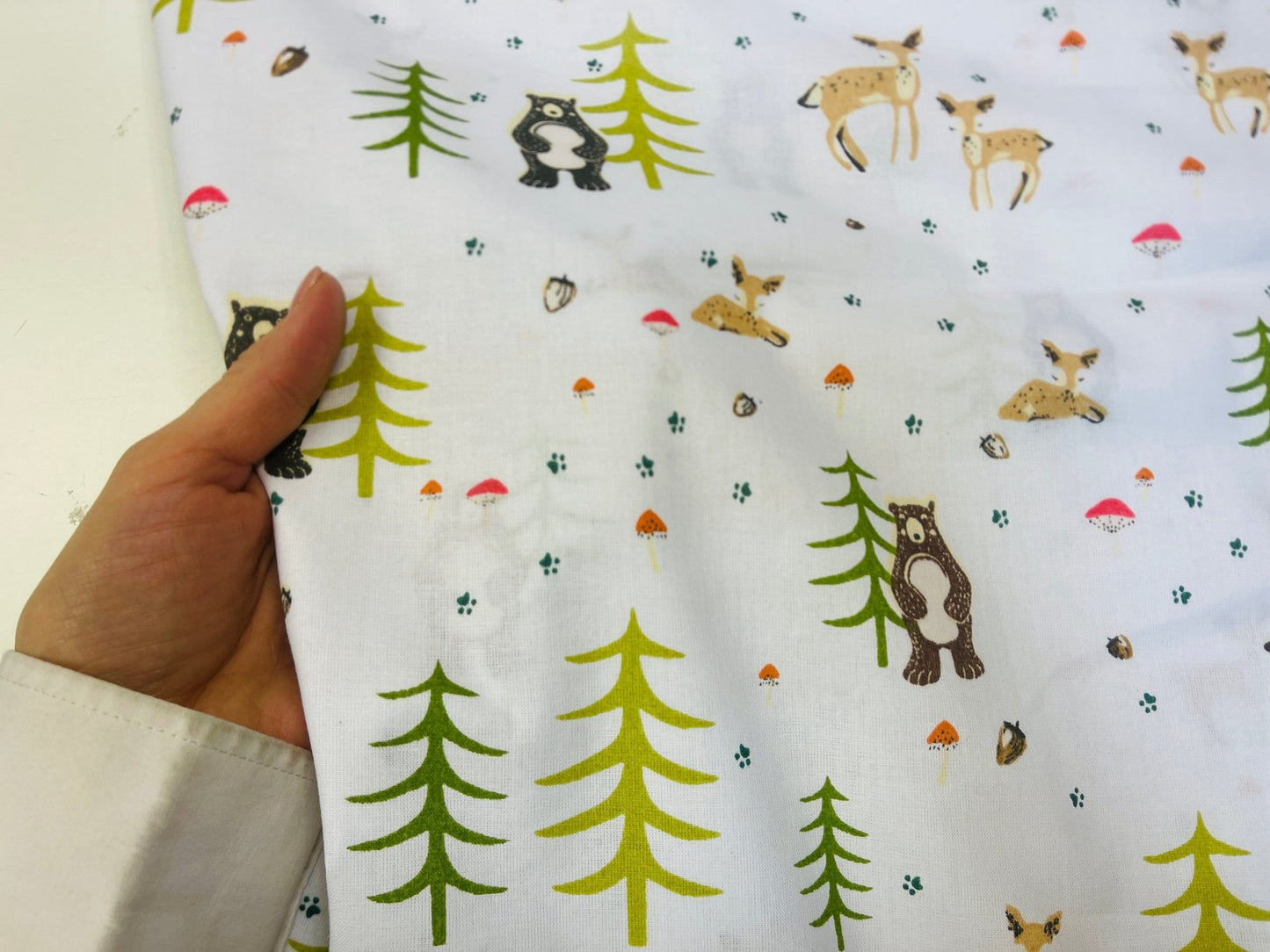 100% Baumwollstoff – Tiere in Tannenbäumen 130 g/m²