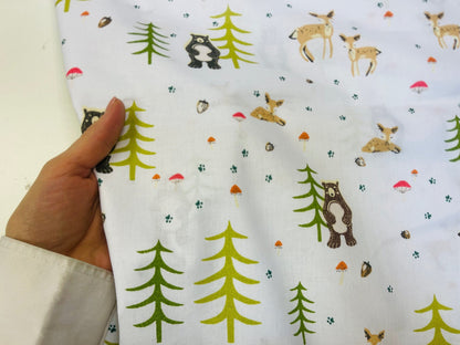 100% Baumwollstoff – Tiere in Tannenbäumen 130 g/m²