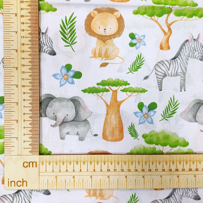 100% Baumwollstoff mit Tieren und Baobabbaum 130 g/m²