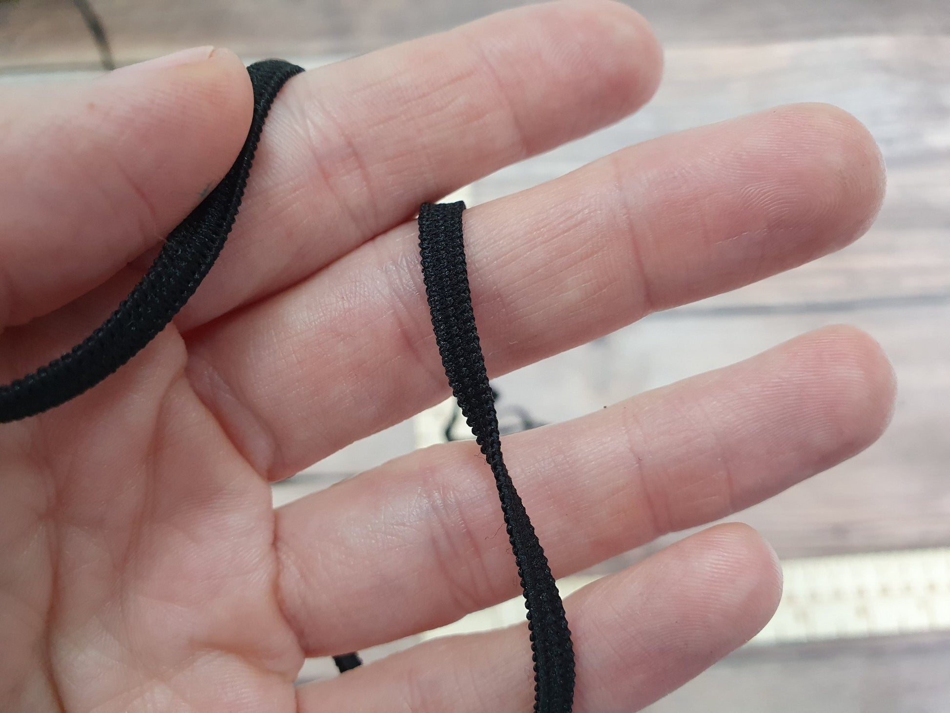 Flaches Gummiband, 4 mm, schwarz