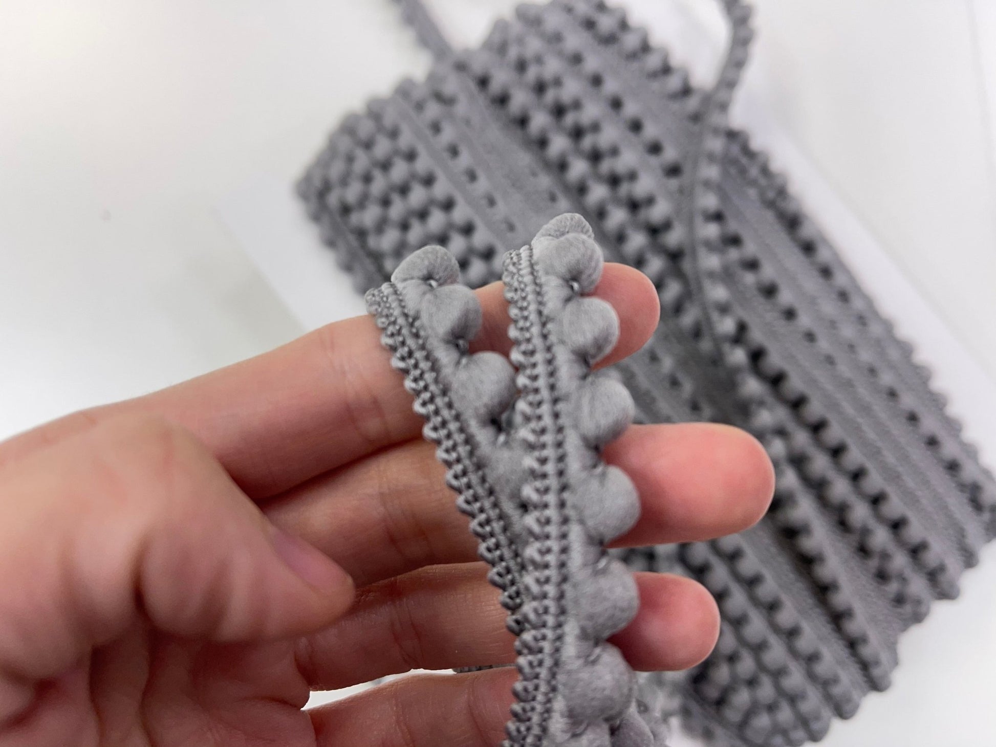 Pompon-Band 12 mm grau